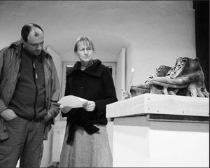 Jürgen Roesners Werk „Wurzelschuhe“, zu sehen im Kirchheimer Kornhaus.