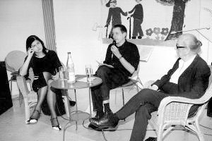 In der Seegrasspinnerei sprachen über das Älterwerden (von links) die Stuttgarter Autorin Professor Hannelore Schlaffer, Moderator Thomas Oser und die Nürtingerin Hildegard Ruoff, die mit ihren 85 Jahren nach wie vor künstlerisch aktiv ist. itt